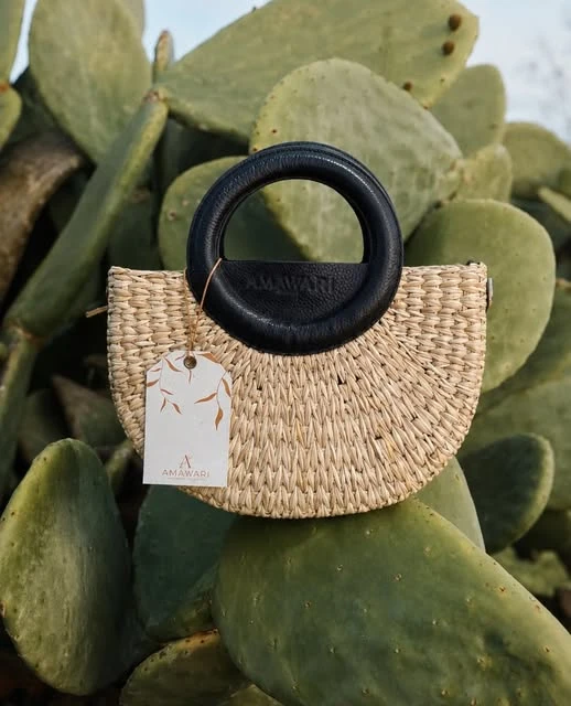 Bolso tejido de fibras naturales con asas negras