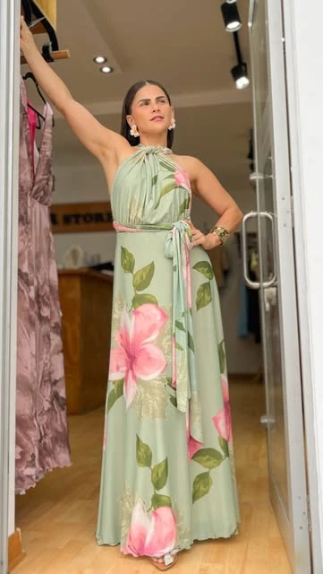 Vestido largo verde con flores rosas
